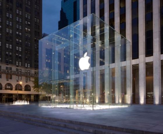 Apple Fifth Avenueオープン（NY五番街 ガラスキューブ型のApple Store）