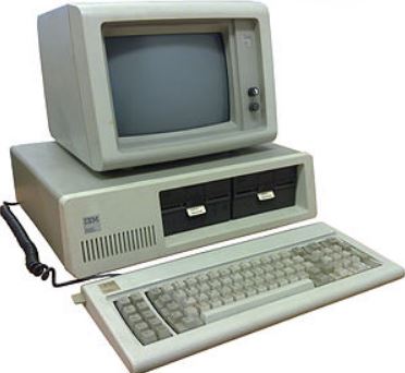 IBMが、マイクロソフトのMSDOSを搭載した、IBMパーソナルコンピューターを発表