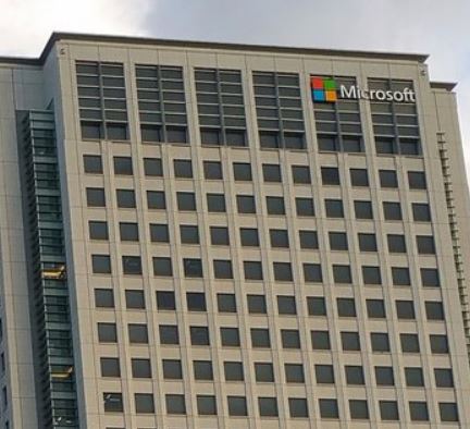 日本法人設立25周年を機に、社名を「日本マイクロソフト株式会社」に変更、東京都内オフィス統合、品川本社オフィスを開設（ワークスタイル変革への取り組み開始）Office365サービス提供開始